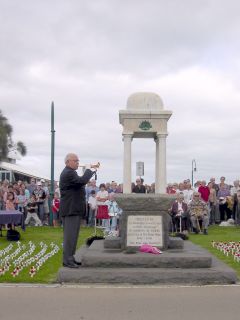 Port Melbourne, Victoria'da ANZAC Gn dolaysyla Last Post seramonisi, 25 Nisan 2005. Bu seremoni Avustralya'nn hemen hemen tm banliyo ve kasabalarnda her sene tekrarlanr.